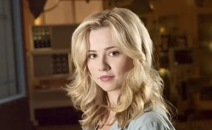 Linda Cardellini Net Worth: