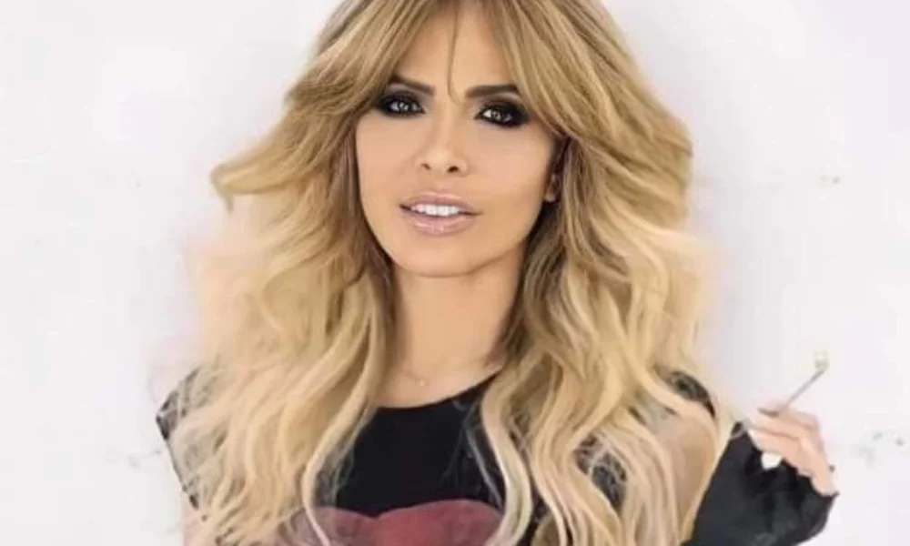 Smiling woman with long, wavy blonde hair