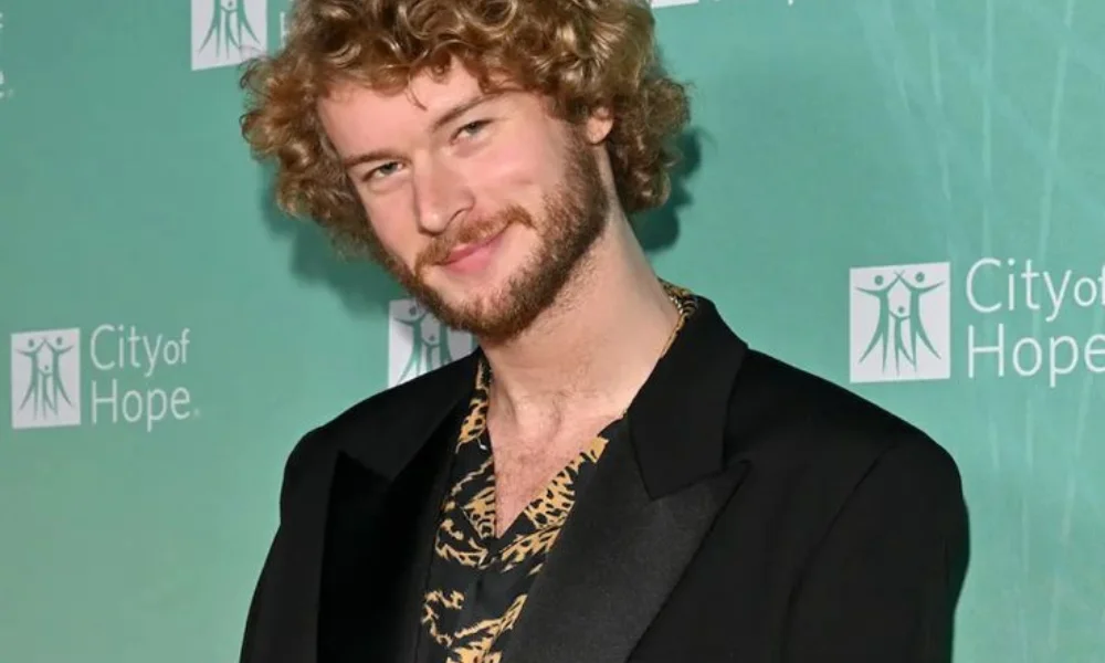 Smiling man with curly hair-yung gravy net worth