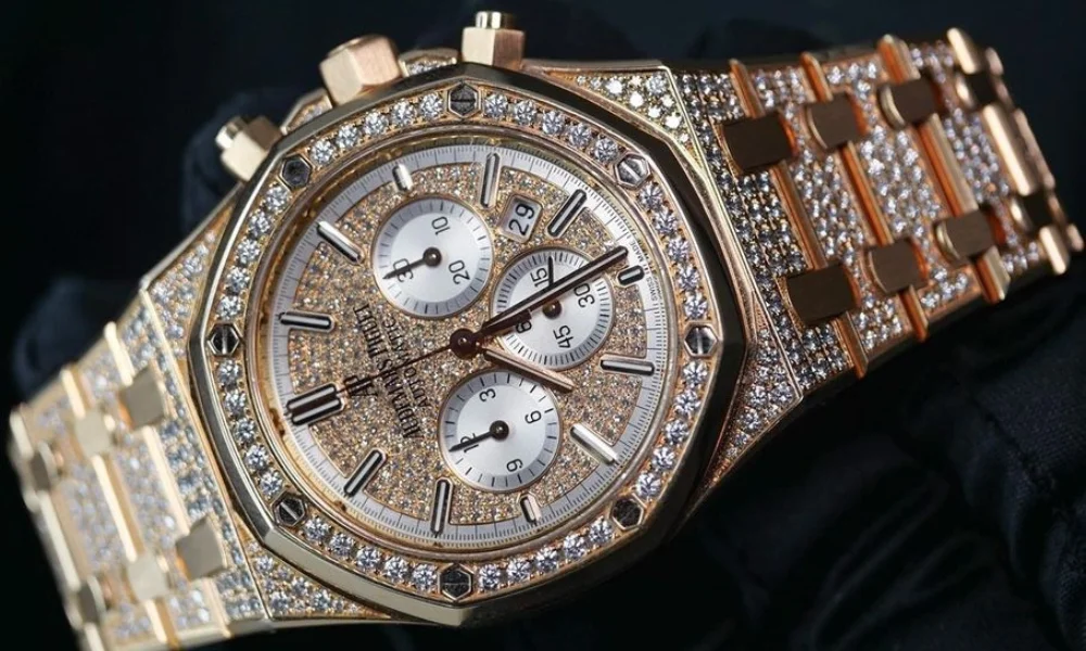 Luxurious gold wristwatch