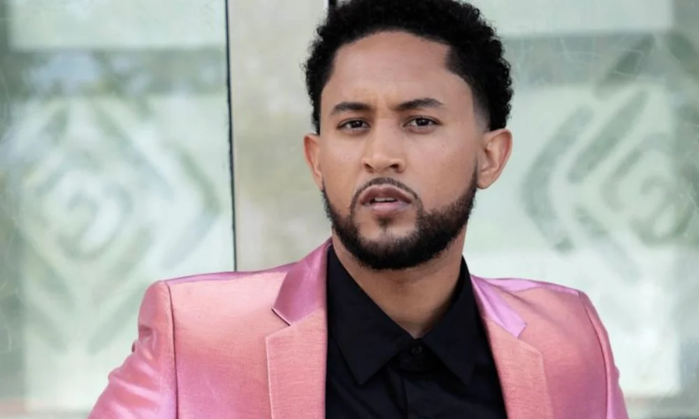 Man in a shiny pink blazer-tahj mowry net worth